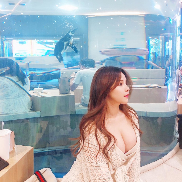 X park水族館驚見超兇妹！中洞大開乳量直接不藏：這有E~Cynthia - 美女圖 -