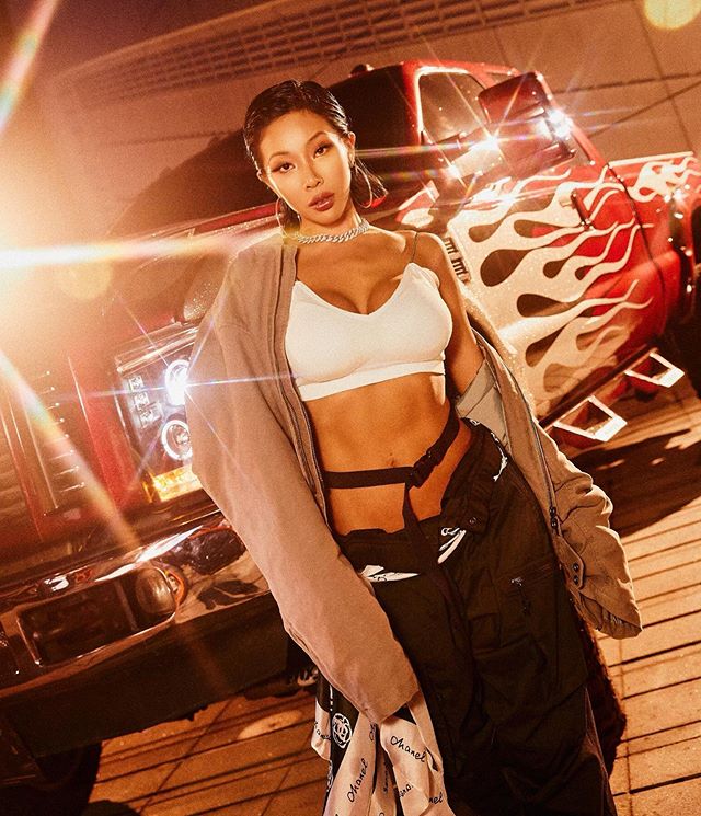 【GG扑克】腰瘦、奶澎、卡撐頂叩叩！南韓嘻哈女神 Jessi「大方承認隆乳」對成果超自豪
