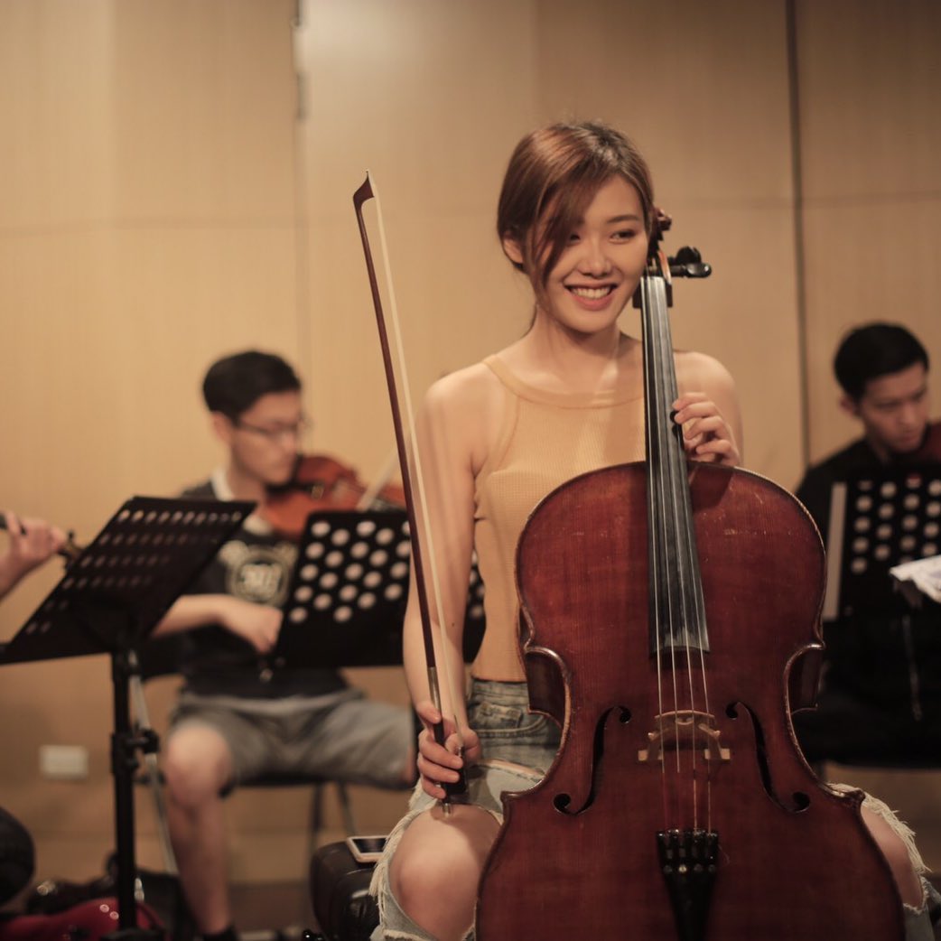 大提琴家教老師「Emily Sung」清新臉蛋好戀愛　網友搶報名課程