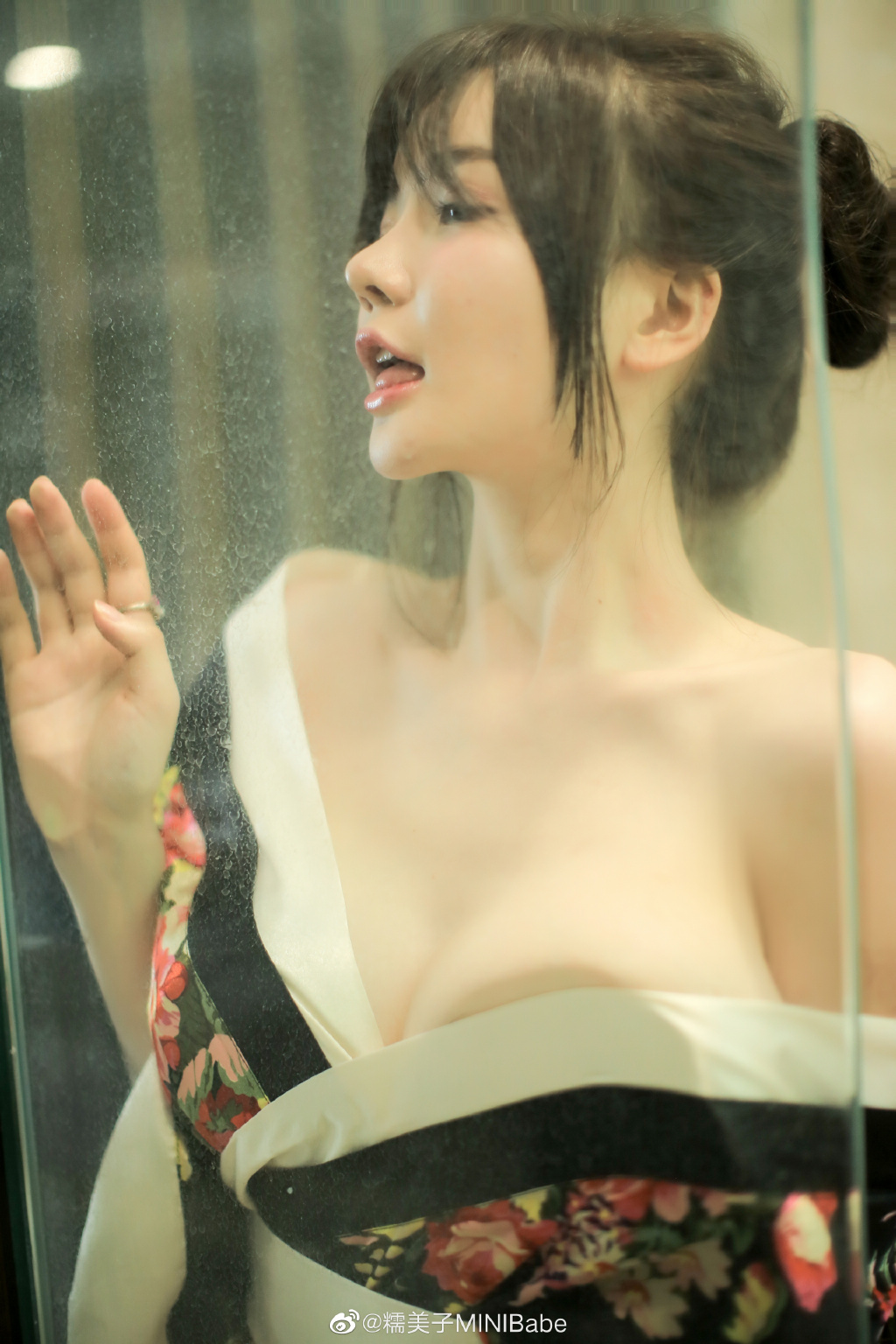 不只氣質完勝，MINIBabe 的「乳實力」才是讓她狂吸逾 200 萬人追蹤的關鍵啊！