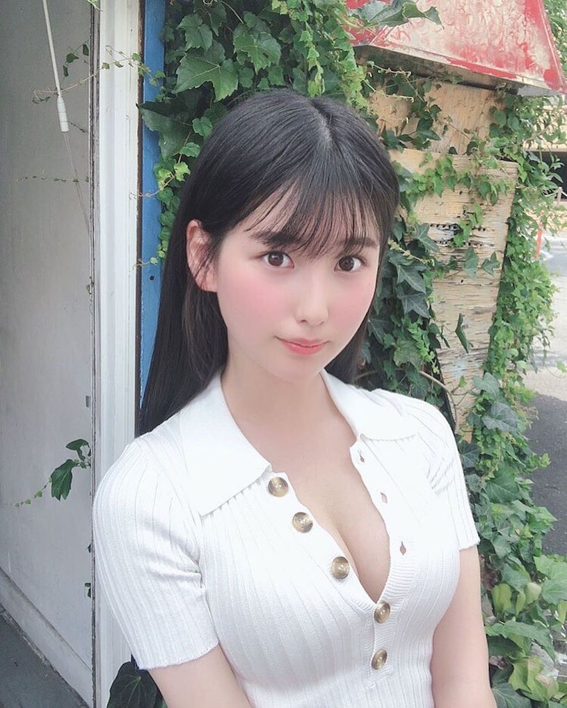 18歲混血制服美少女「解放超兇E奶」，「飽滿的弧度」讓粉絲都驚豔了！