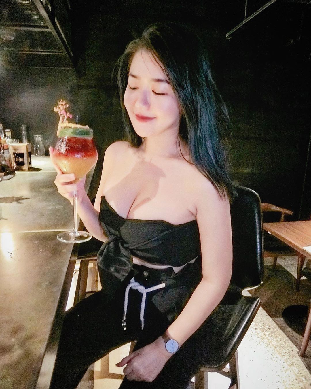 好深的碗粿！「白嫩巨乳妹」台南夜市吃美食，彎腰「溢奶畫面」讓網友大喊：太深啦！