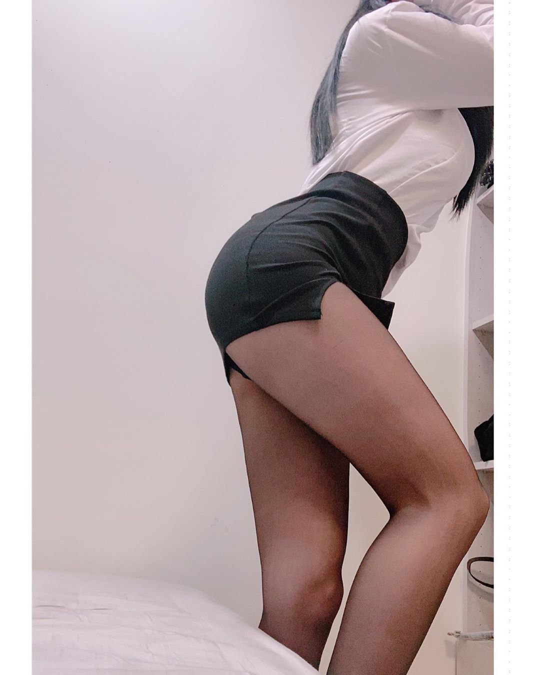 172cm「超強大秘書腿」照片塞不下！白襯衫黑窄裙OL套裝太辣，讓網友暴動啦！
