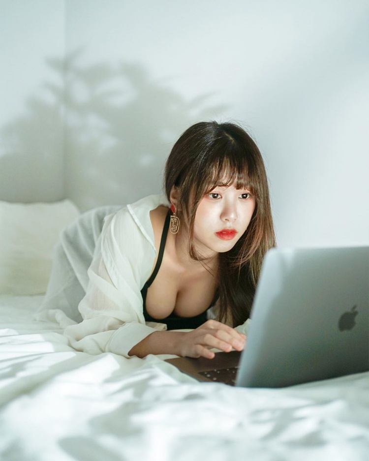 在家上班就是放鬆！大胸妹故意穿「小一號背心」胸前整個被撐爆…..~G蛋 - 美女圖 -