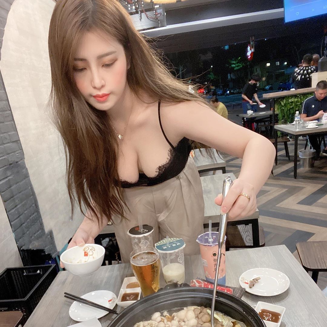 奶味火鍋吃起來！白嫩正妹Yumi.k進食畫面太驚豔，「雪色人字奶」大方溢出！
