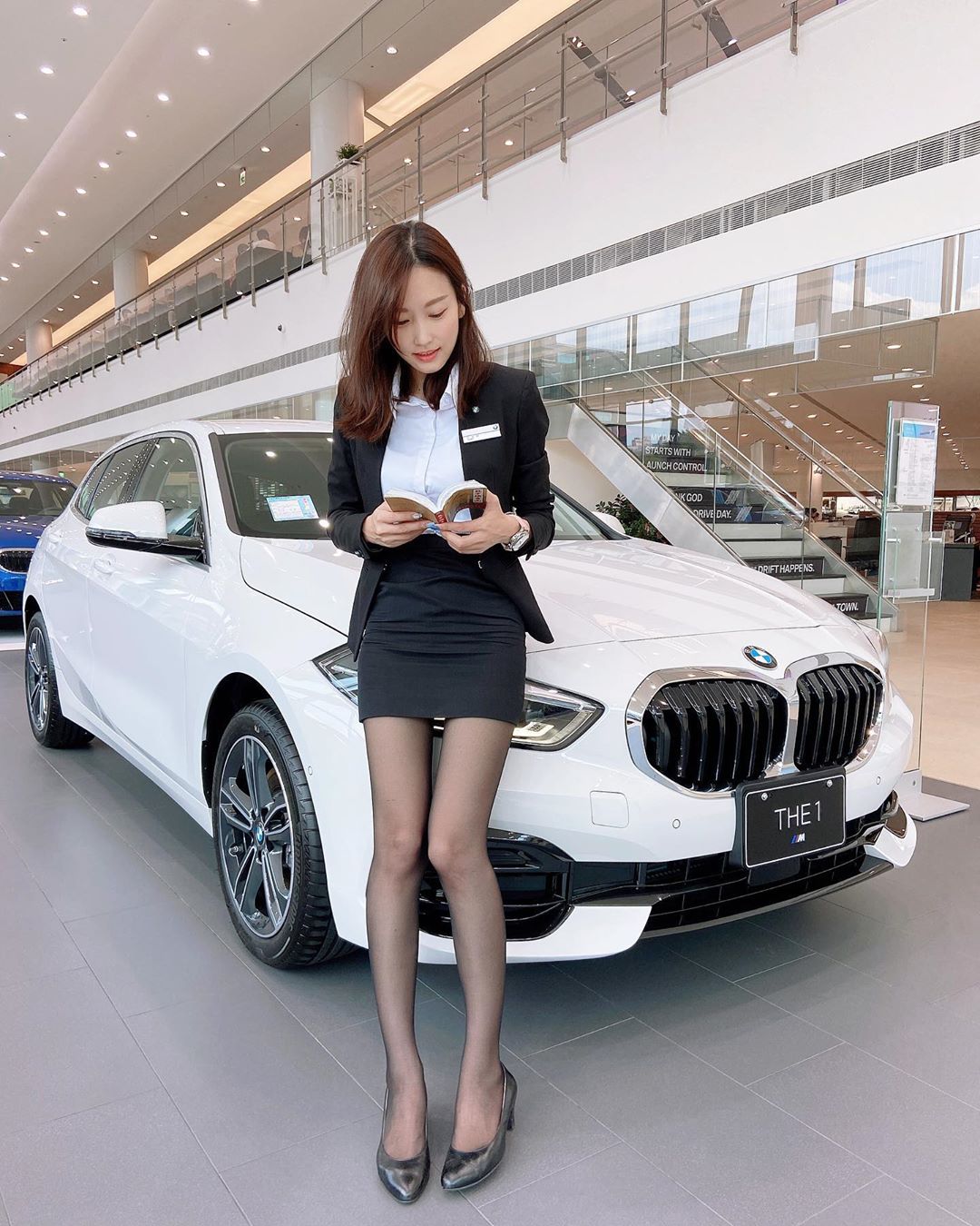 捕捉神腿BMW汽車業務！超窈窕專業正妹顧問薯Belle，「黑絲美腿」讓人想即刻入主！