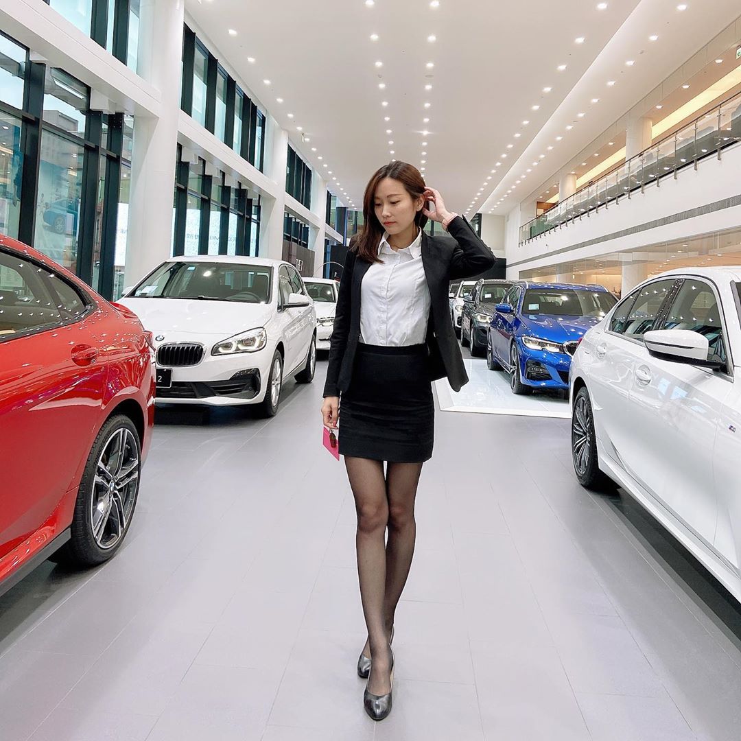 捕捉神腿BMW汽車業務！超窈窕專業正妹顧問薯Belle，「黑絲美腿」讓人想即刻入主！