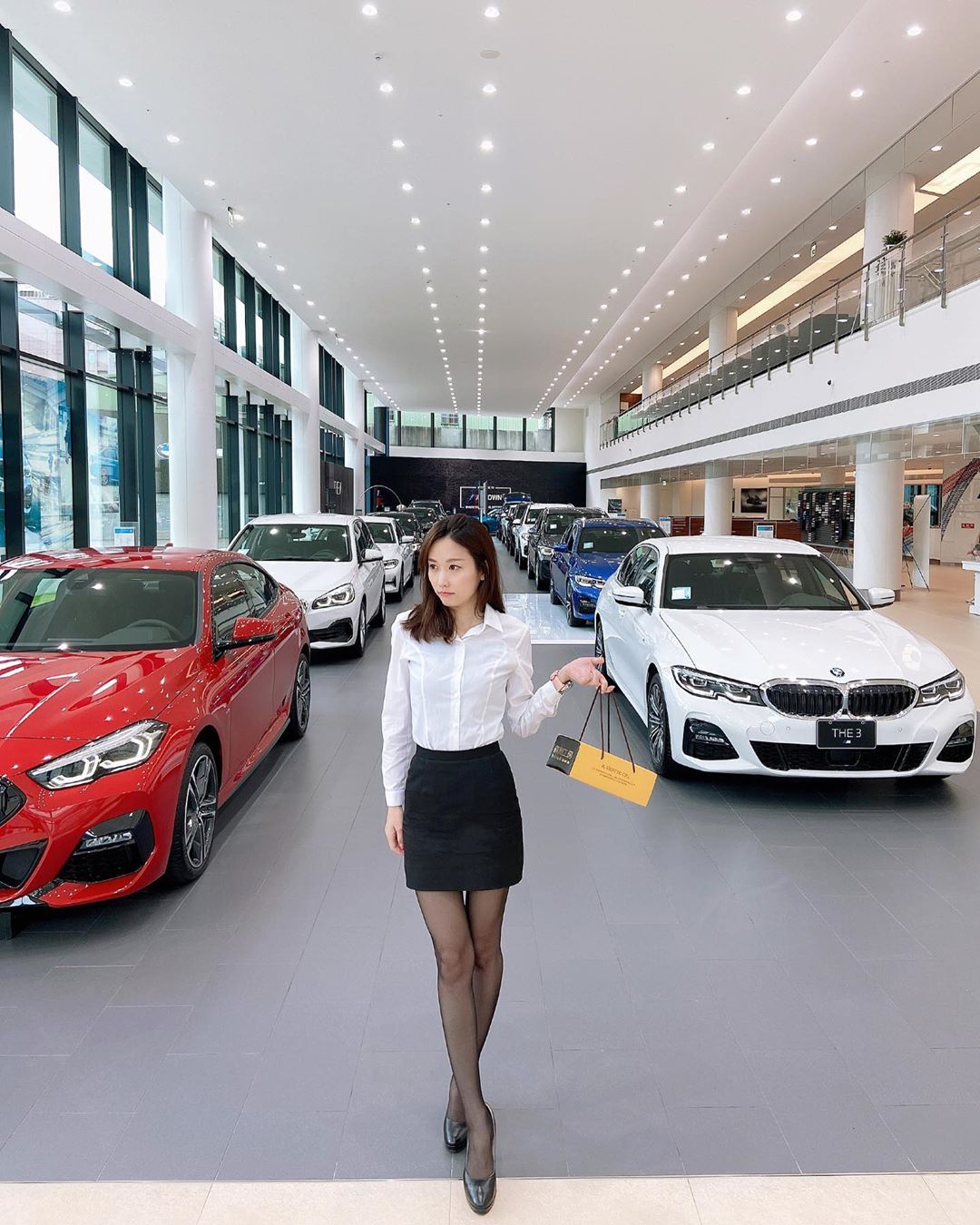 捕捉神腿BMW汽車業務！超窈窕專業正妹顧問薯Belle，「黑絲美腿」讓人想即刻入主！