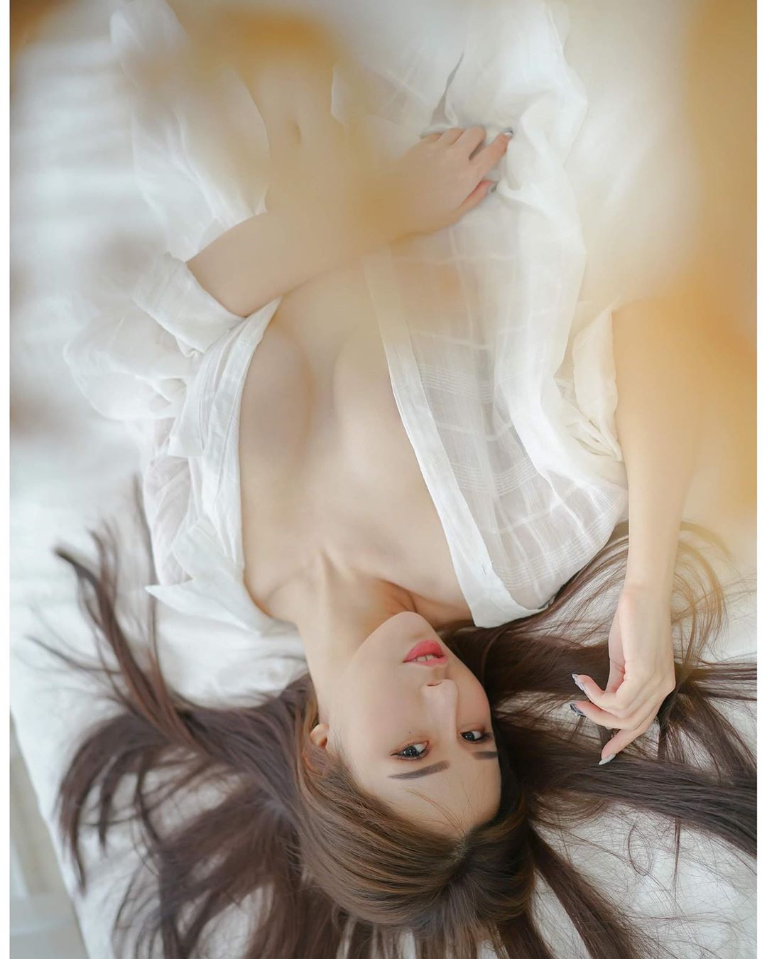 月宮巨乳甜心「夢夢monmon」薄紗透視誘惑　躺床辣伸「白皙美腿」邀你共赴雲雨