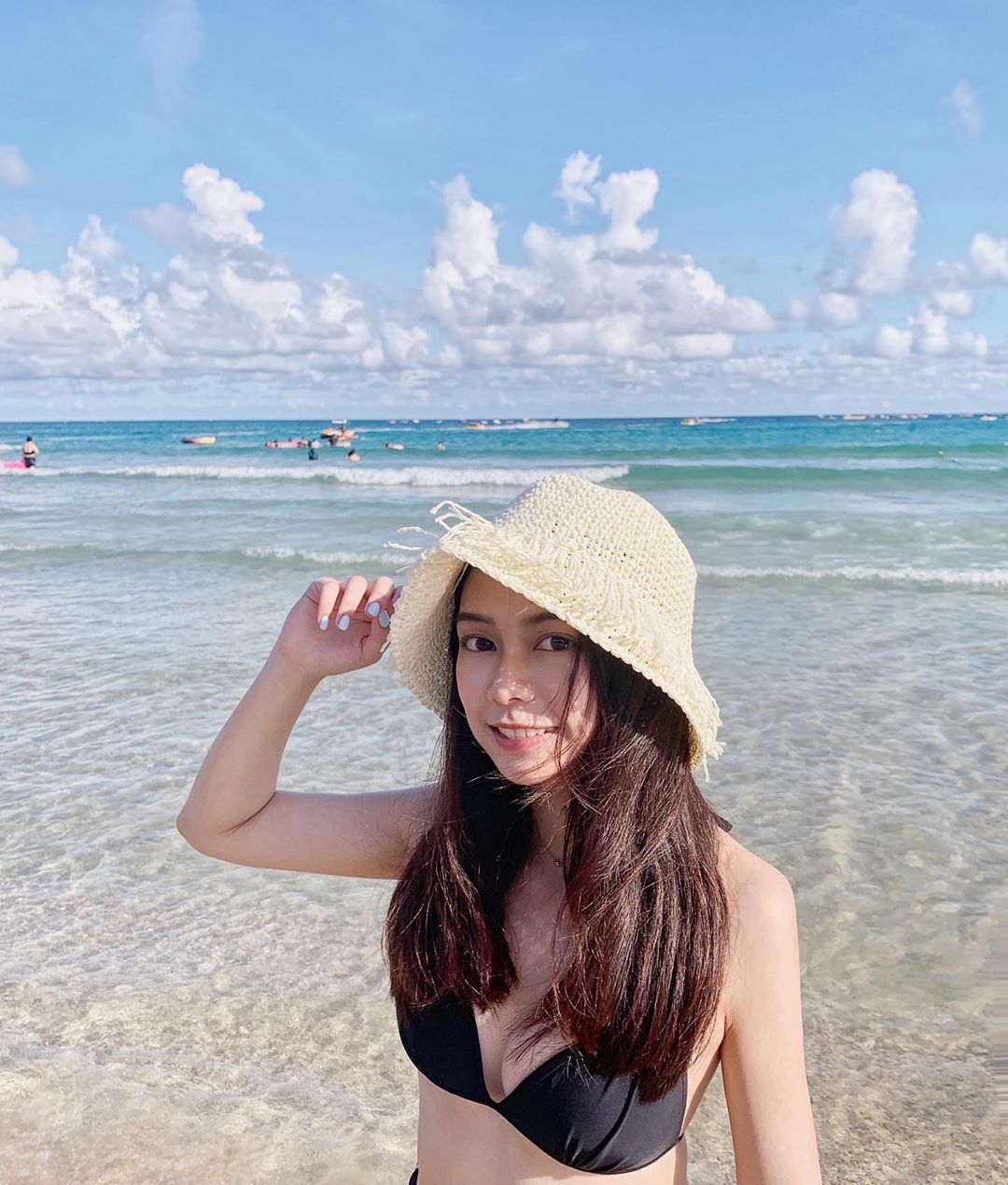 超強神正18歲「高中學生妹」！制服短裙配黑膝上襪已經夠猛，墾丁海邊解放更猖狂啦