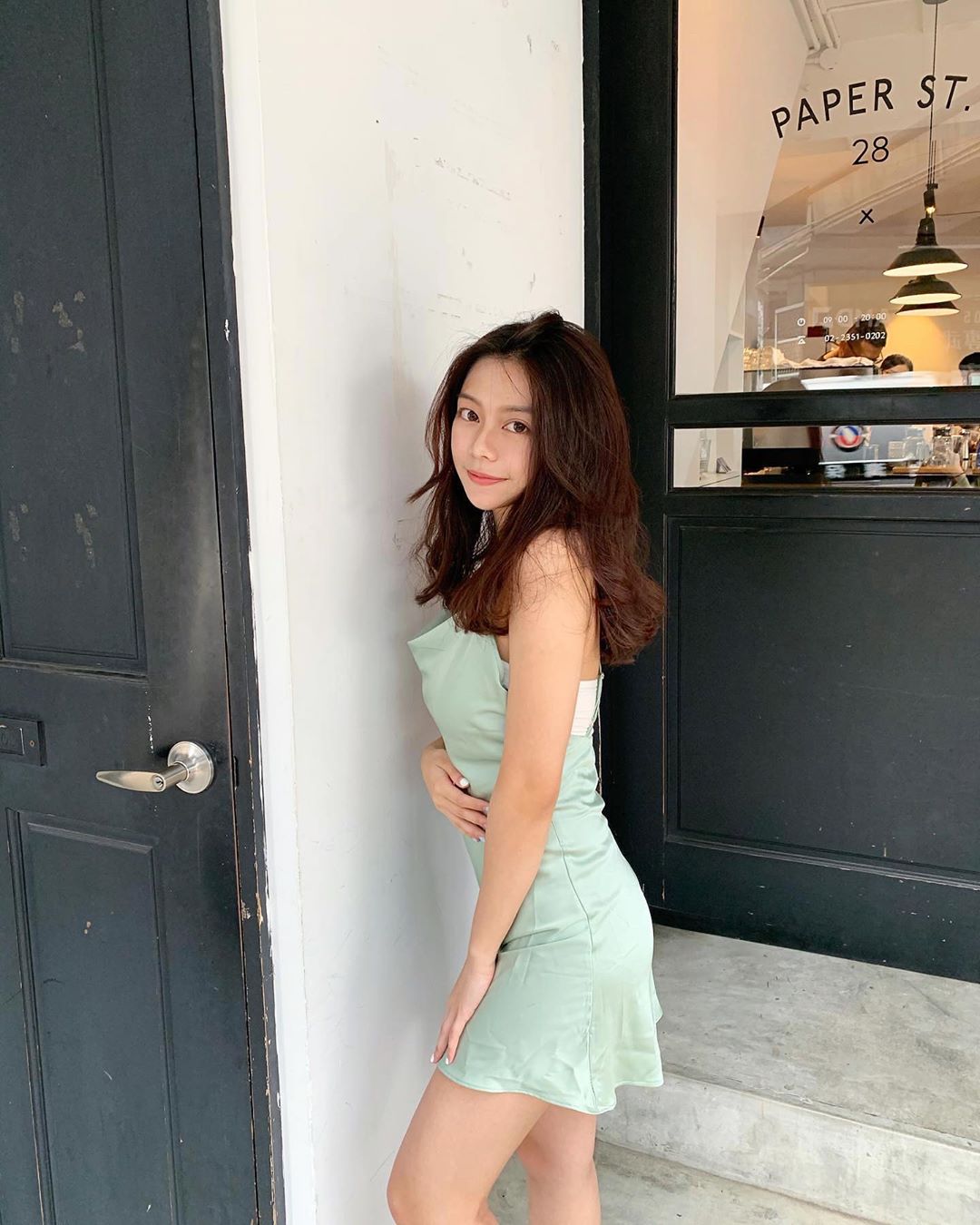 超強神正18歲「高中學生妹」！制服短裙配黑膝上襪已經夠猛，墾丁海邊解放更猖狂啦