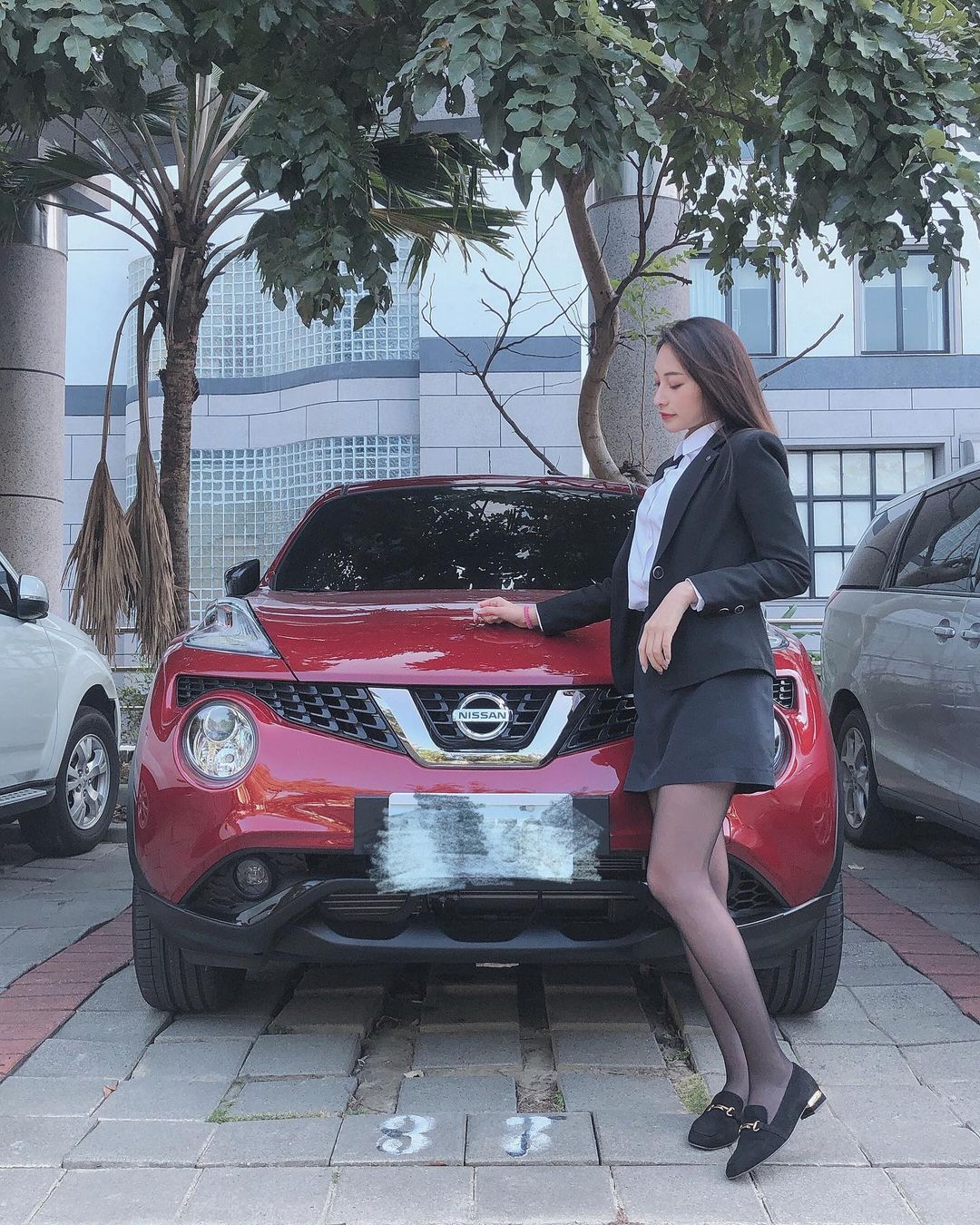 台中 Nissan 超正女業務「鐿婷」，OL 制服脫掉好驚喜，「雪白美胸」養眼到想多買幾台！