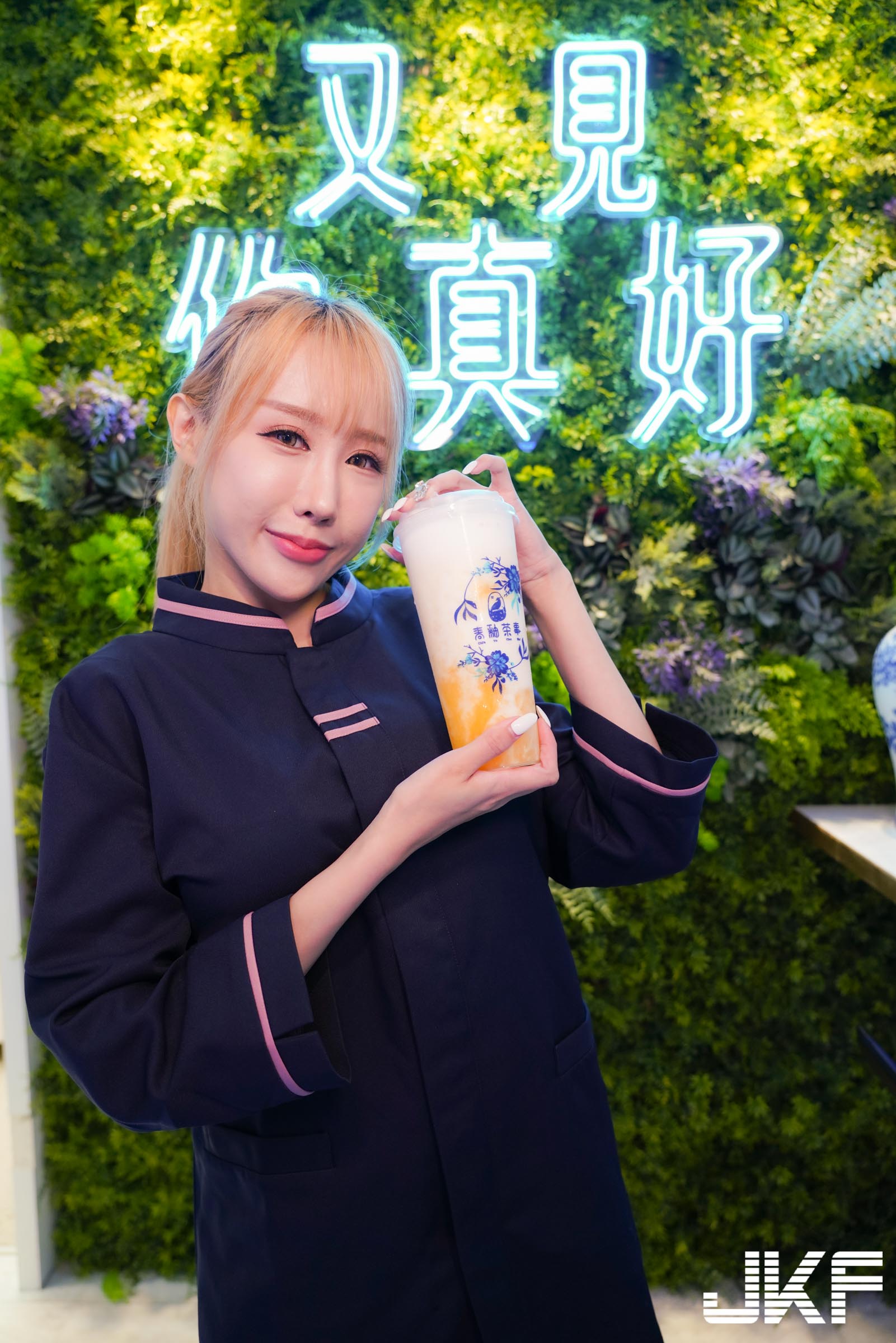 買起來！新莊發現「飲料店正妹」甜美外型引瘋傳，白皙「美腿視角」讓人超想去排隊