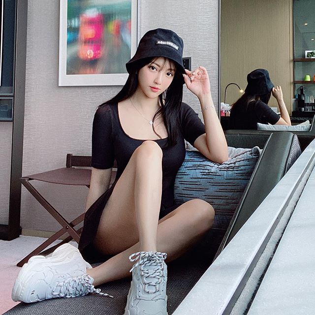 甜美、性感兼具的女人！香港女星「歐詠怡」大方放送「美乳、長腿誘惑」
