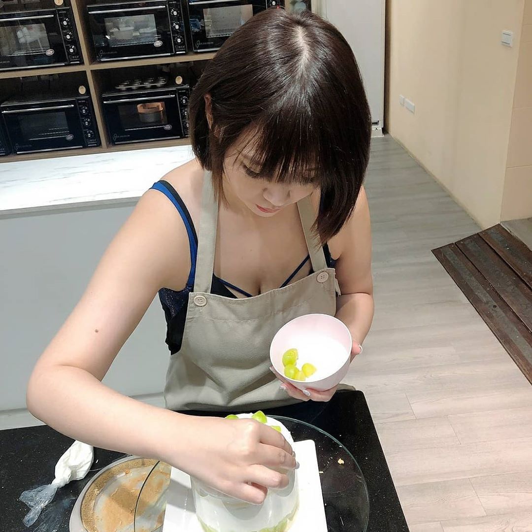 【蜗牛电竞】巨乳烘焙師「Ruru茹茹」爆乳做蛋糕　濃厚奶香味讓人垂涎