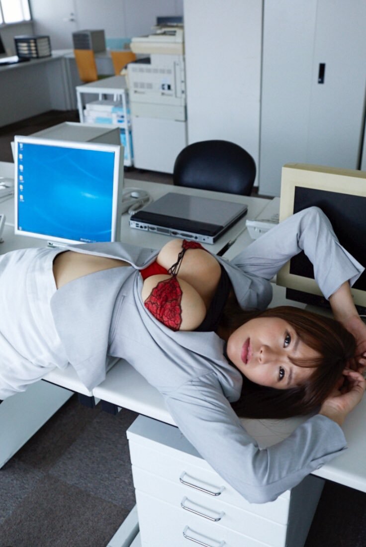 打撞球，你帶球！巨乳姐姐「夏來唯」挺H奶敲桿　三顆母球犯規啦
