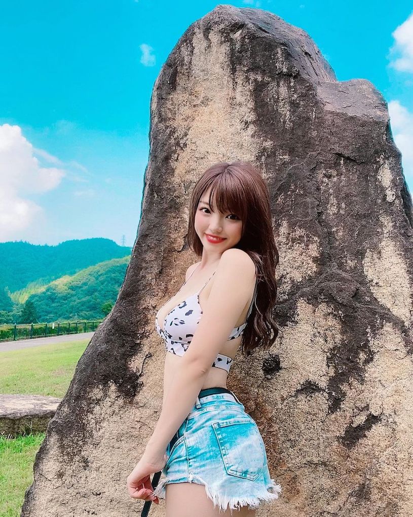 甜美櫻花妹「愛穿比基尼散步」，「白嫩美乳曲線」讓路人都想偷瞄！