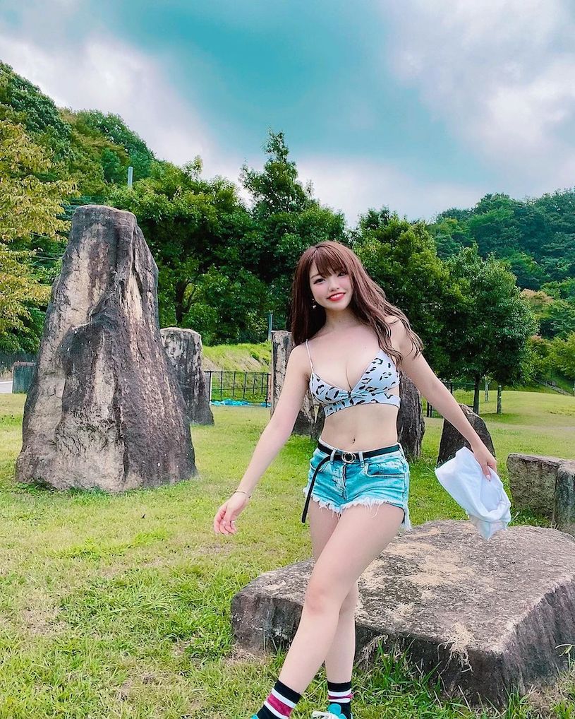 甜美櫻花妹「愛穿比基尼散步」，「白嫩美乳曲線」讓路人都想偷瞄！