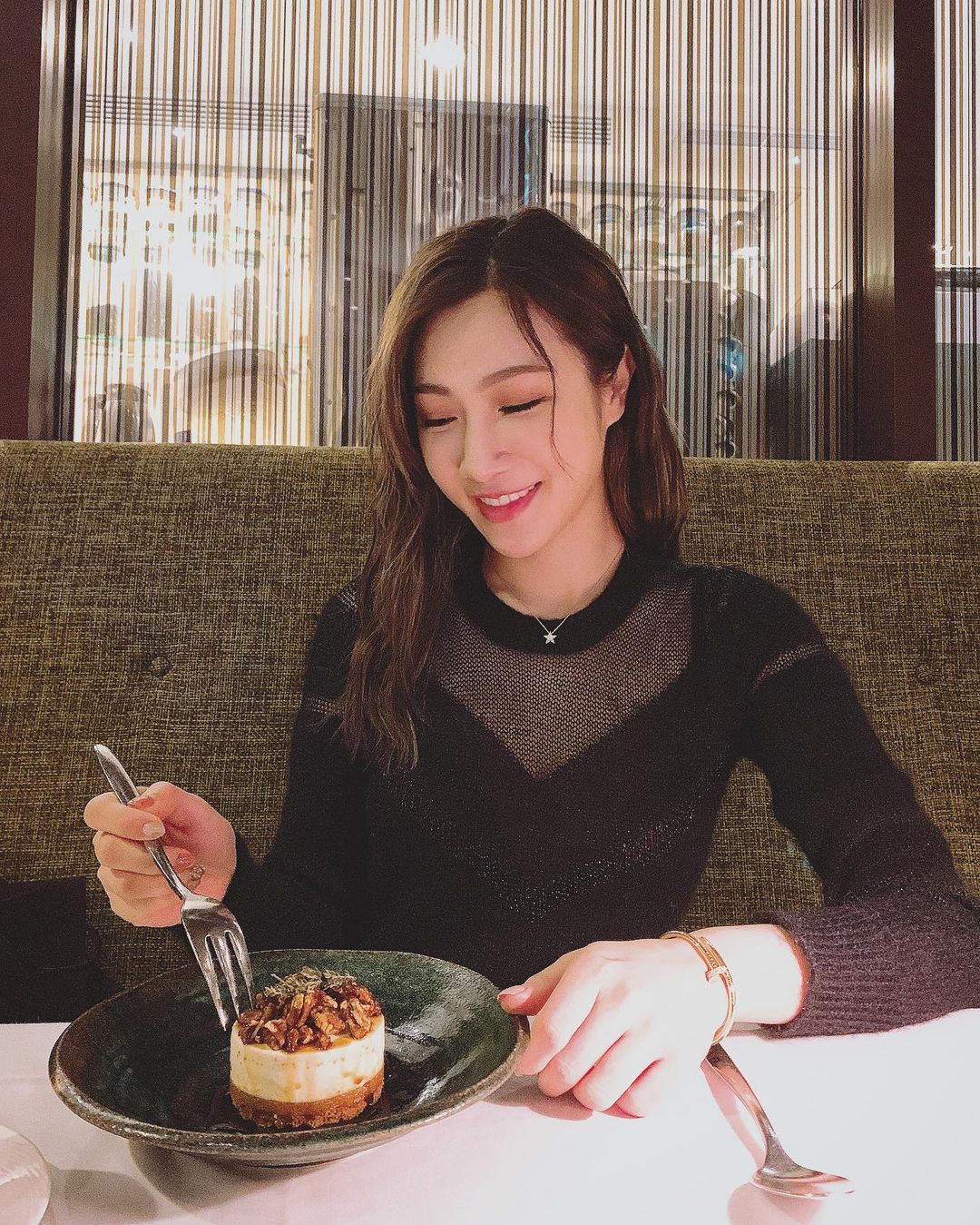 格格(呂亞晞)  又兇又白嫩！想不到這麼有料 - 美女圖 -