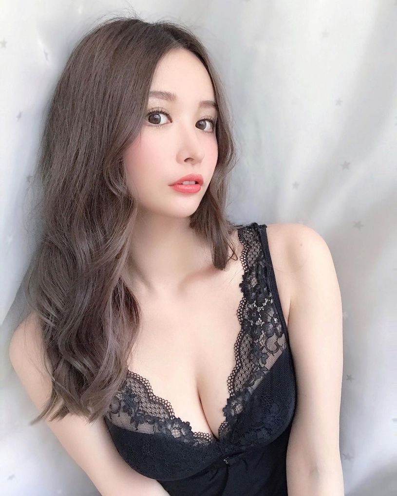 誘惑美乳妹「胸前畫面好壯觀」，「F 奶火辣曲線」充滿深深魅惑力！