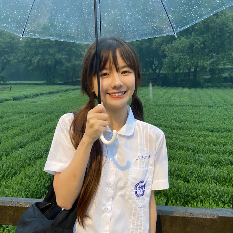太萌了！下雨天遇到「超可愛童顏正妹」，甜甜臉蛋讓人想為她好好撐傘！
