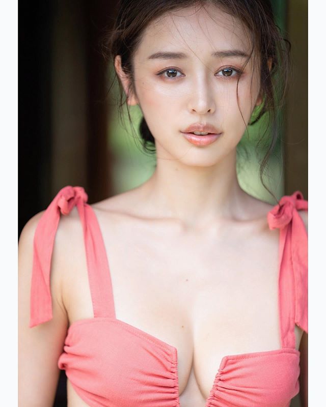 日本美女歌姬「加治瞳」推健美寫真集！曝光性感「乳咚照」震撼網友