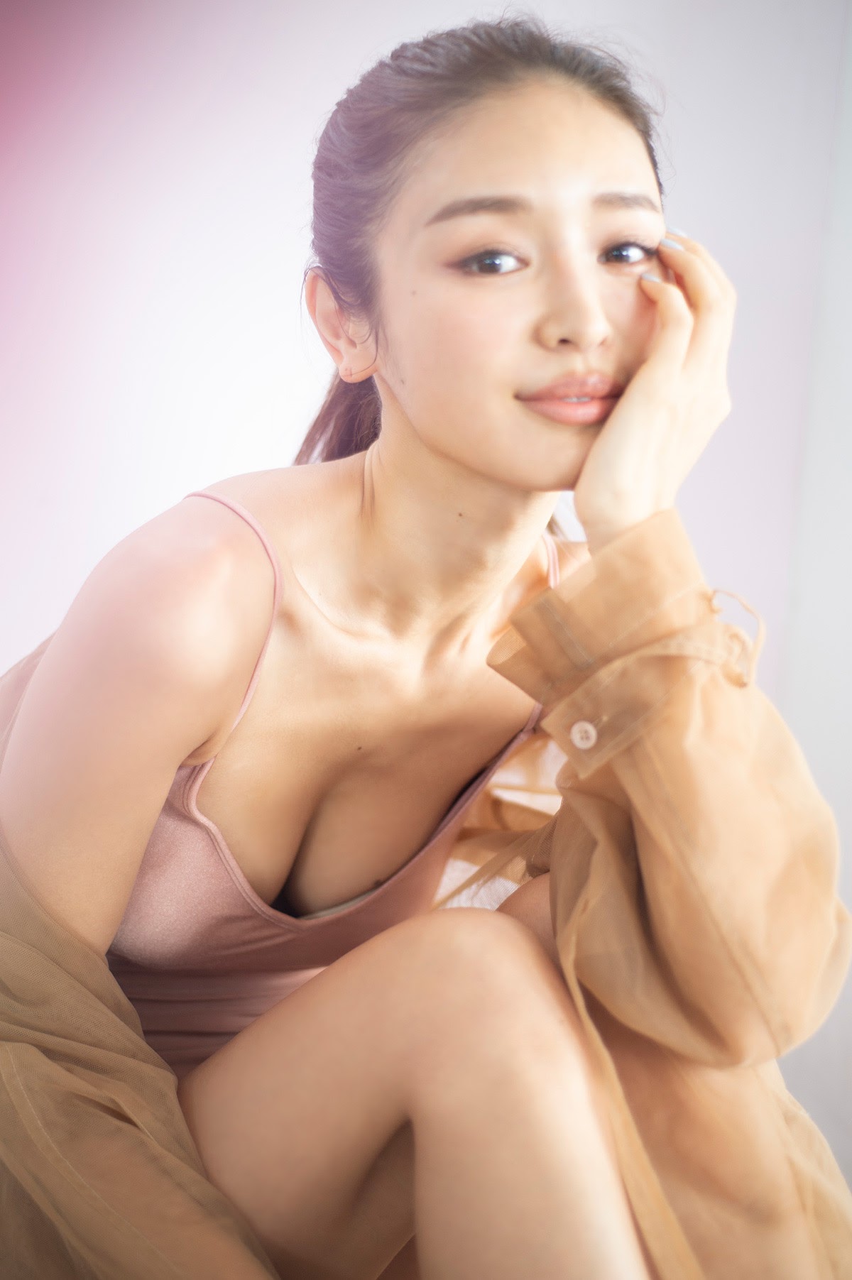 日本美女歌姬「加治瞳」推健美寫真集！曝光性感「乳咚照」震撼網友