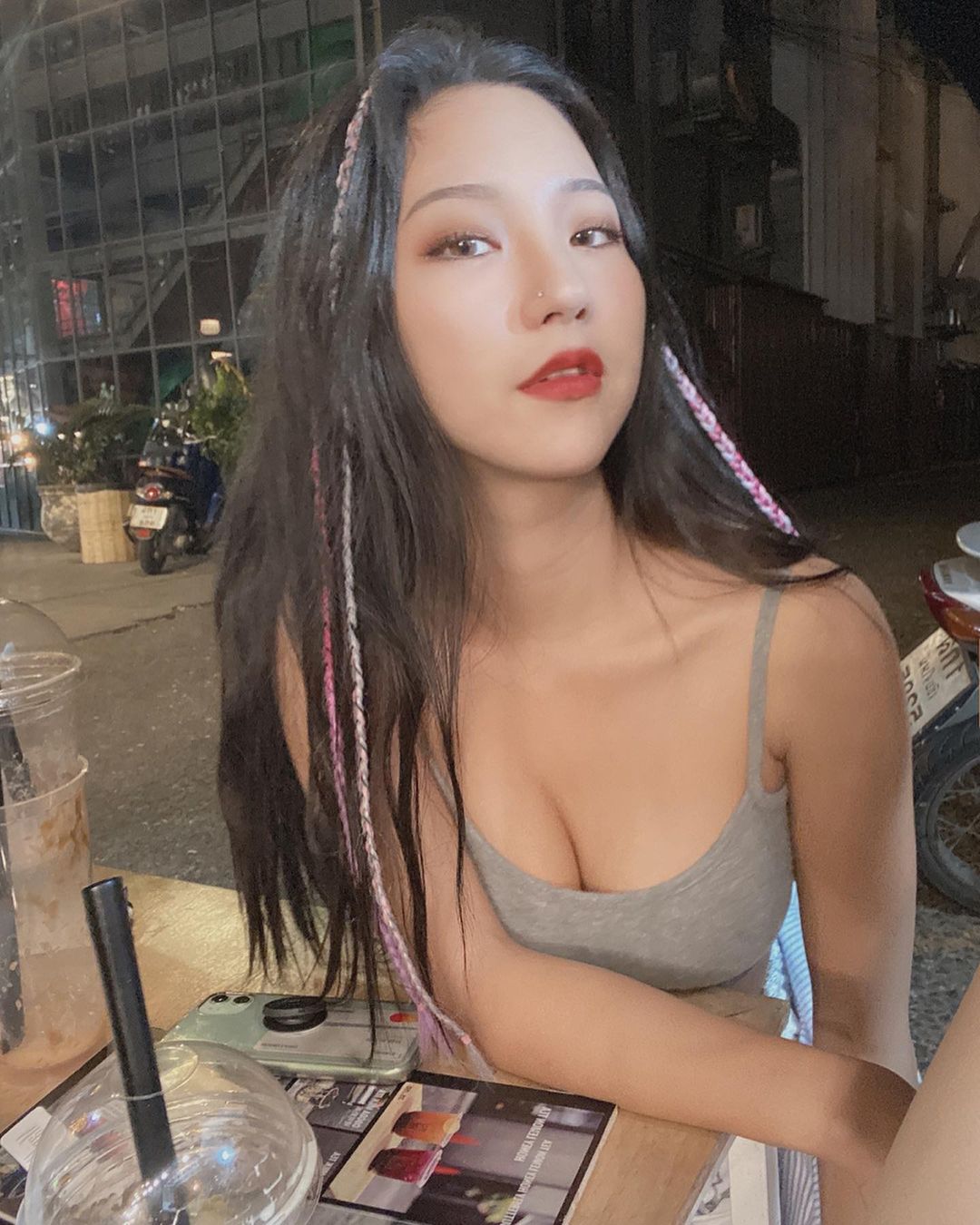 韓國美女攝影師「Ari」小麥肌膚色散發性感健康美　火辣「比基尼曲線」呈S型前凸後翹