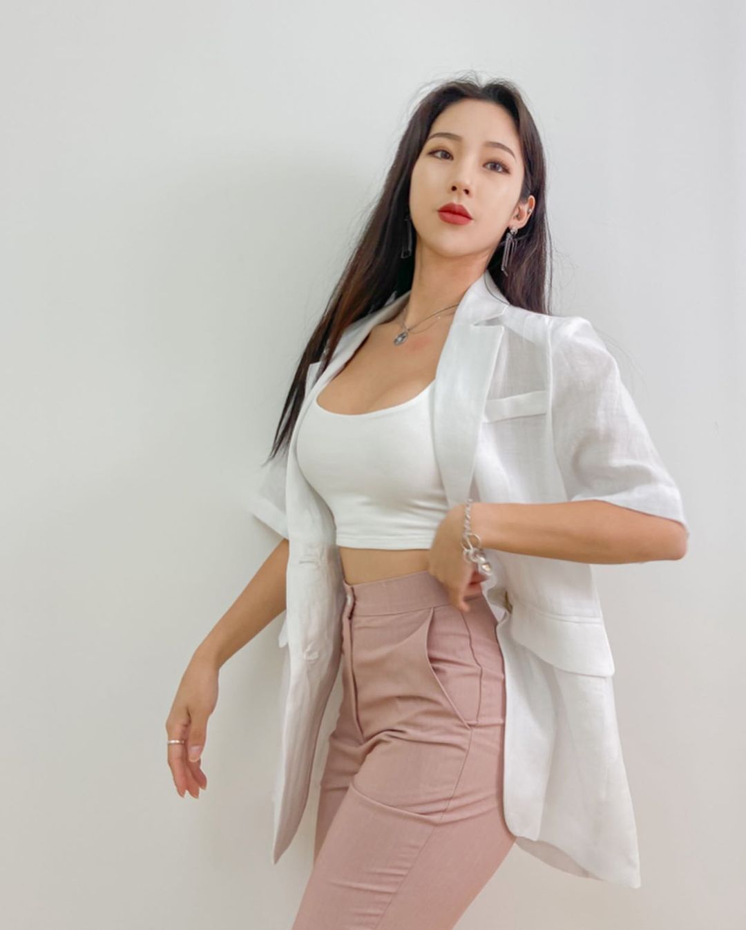 韓國美女攝影師「Ari」小麥肌膚色散發性感健康美　火辣「比基尼曲線」呈S型前凸後翹