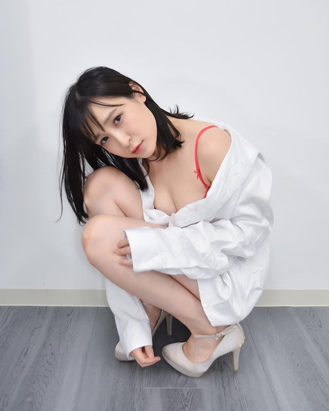 從 OL 變人氣女星！27 歲「中崎繪梨奈」狂鏟 10 公斤　登雜誌解放好身材