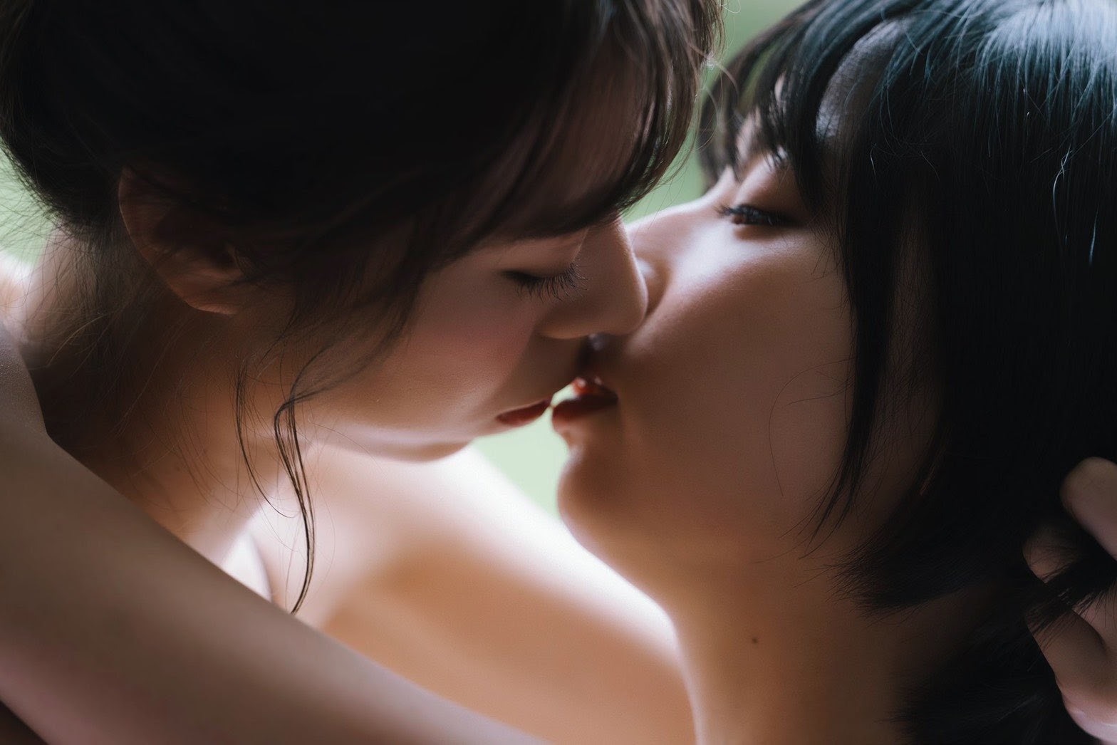 日本女團為雜誌拍寫真！超激情「女女交纏」畫面曝光　網友看到臉紅