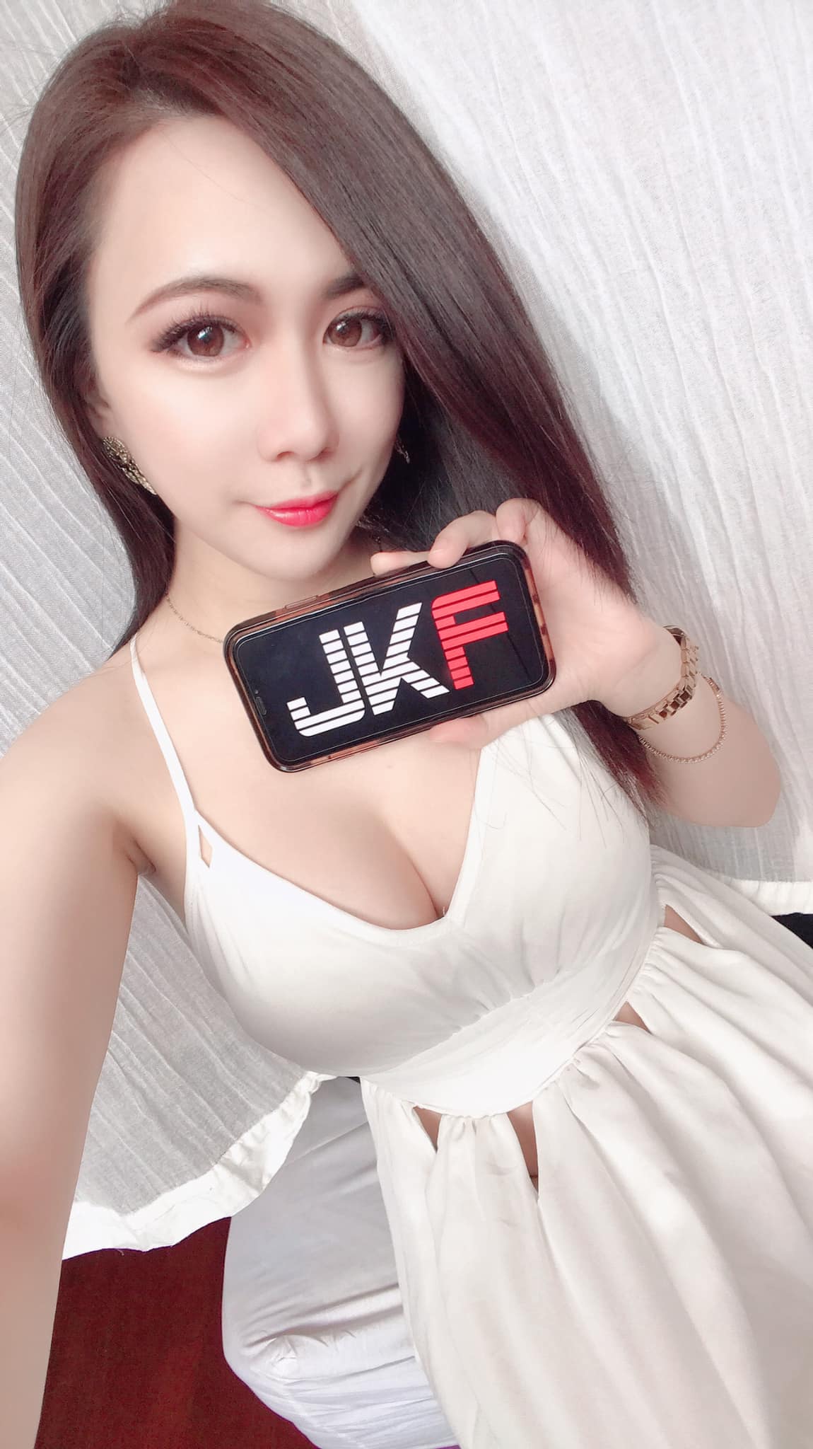 看到這雙電眼，就先投降了！E 杯美人「狗狗」的「爆乳辣照」值得你收藏