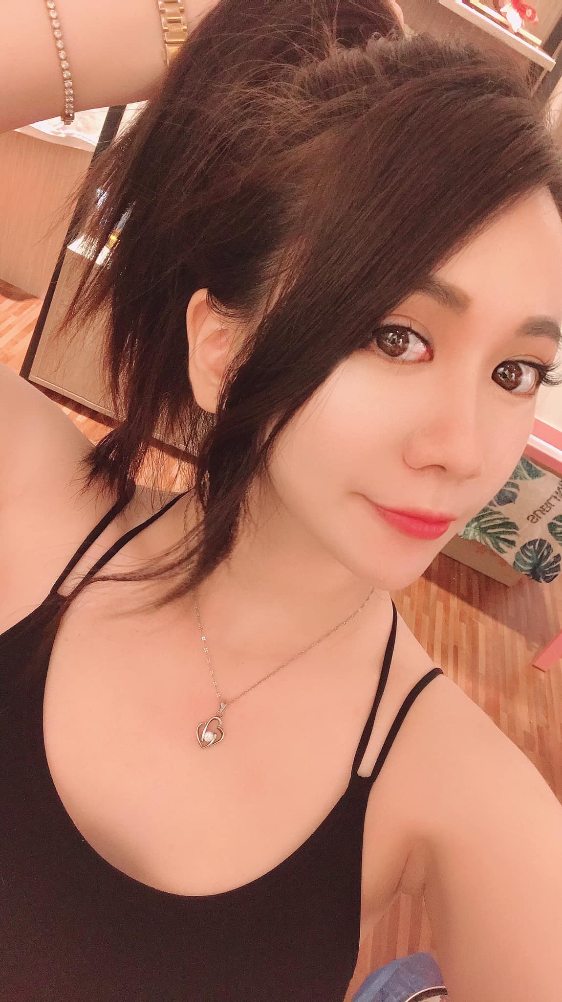 看到這雙電眼，就先投降了！E 杯美人「狗狗」的「爆乳辣照」值得你收藏