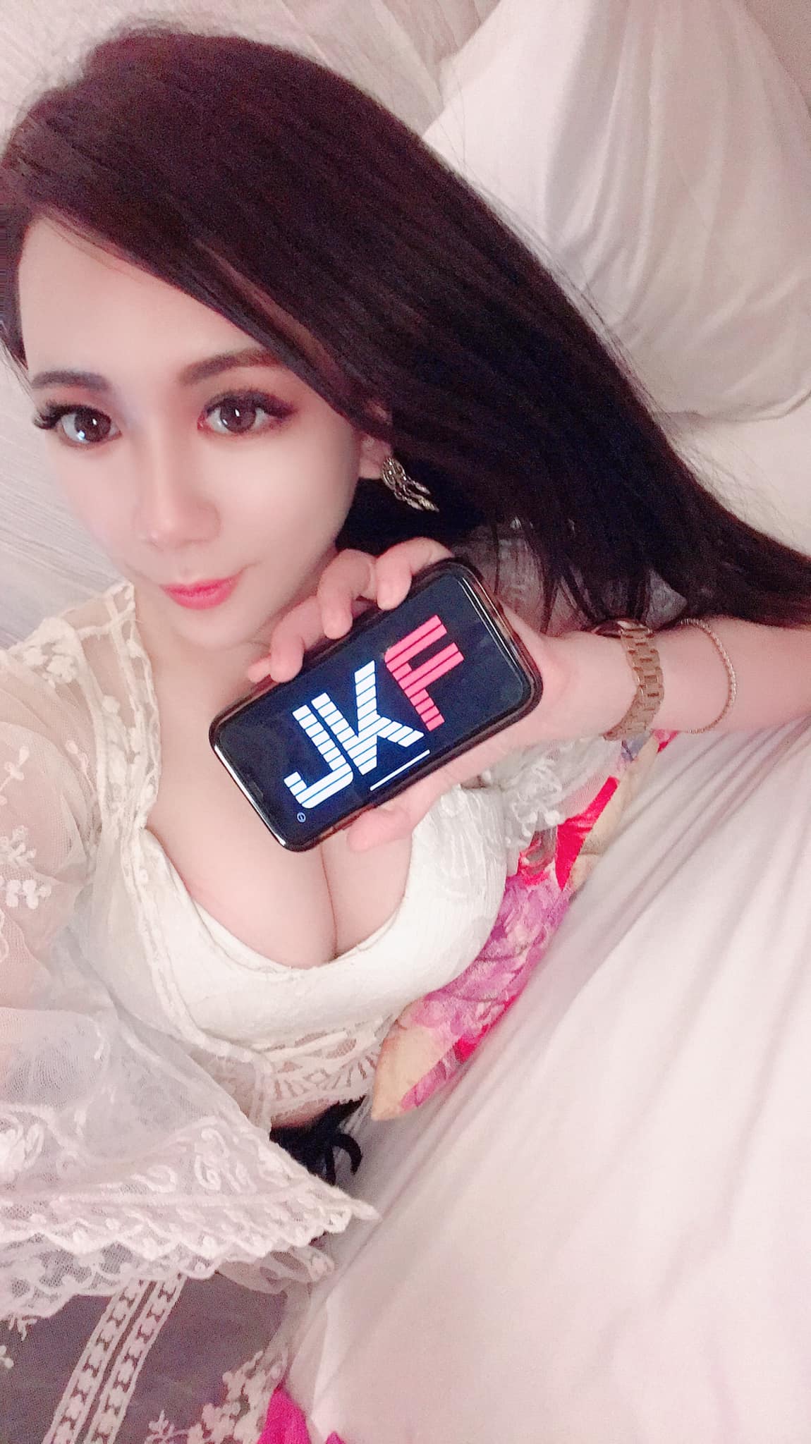 看到這雙電眼，就先投降了！E 杯美人「狗狗」的「爆乳辣照」值得你收藏