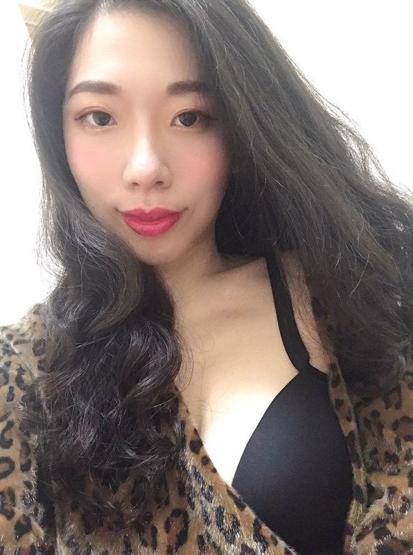 嫵媚正妹MangoLai黑色細肩帶內衣私房照大秀性感深溝辣翻網友 - 美女圖 -
