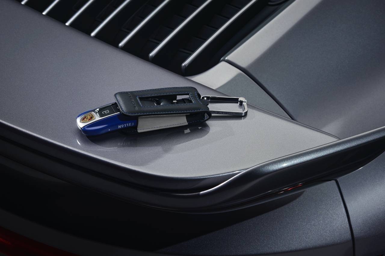 https___hk.hypebeast.com_files_2020_11_porsche-embraer-collaboration-911-turbo-s.jpg