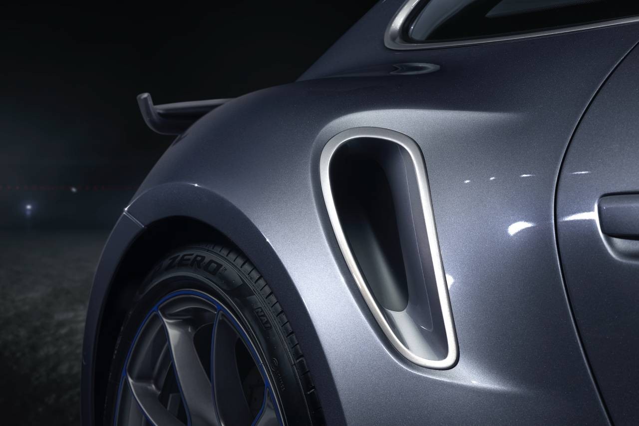 https___hk.hypebeast.com_files_2020_11_porsche-embraer-collaboration-911-turbo-s.jpg