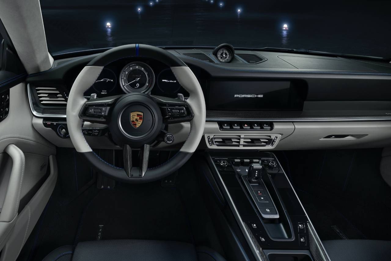 https___hk.hypebeast.com_files_2020_11_porsche-embraer-collaboration-911-turbo-s.jpg