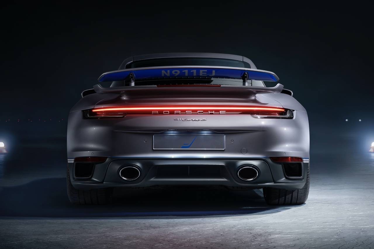 https___hk.hypebeast.com_files_2020_11_porsche-embraer-collaboration-911-turbo-s.jpg