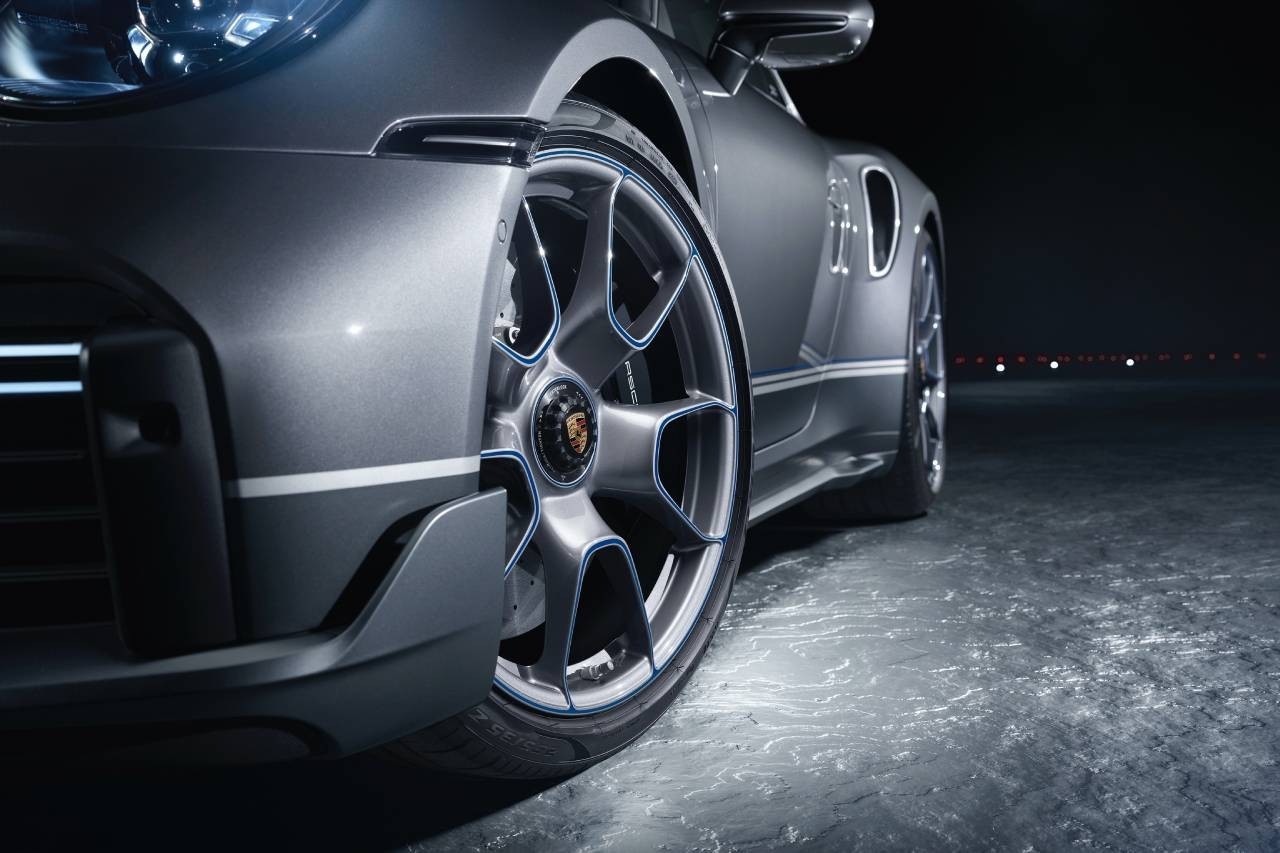 https___hk.hypebeast.com_files_2020_11_porsche-embraer-collaboration-911-turbo-s.jpg