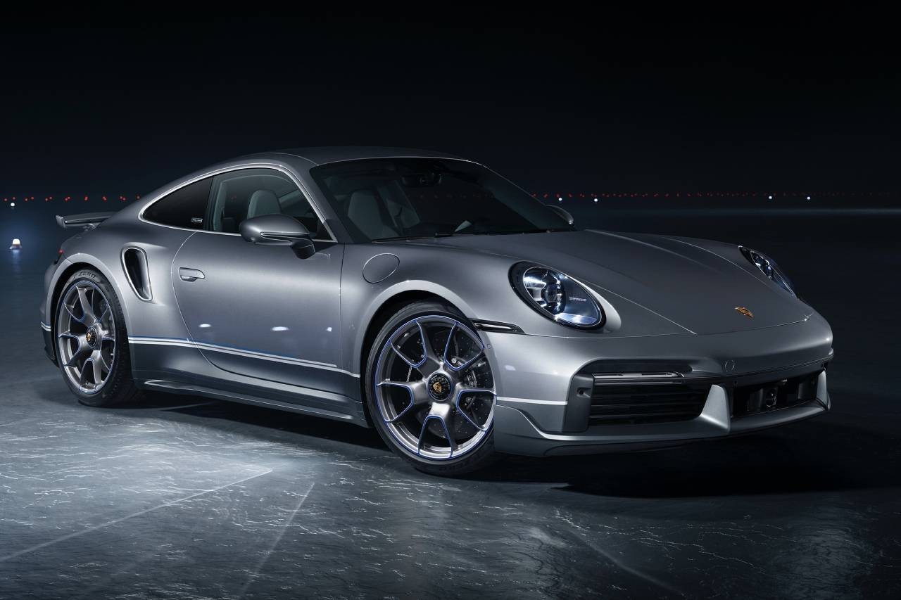 https___hk.hypebeast.com_files_2020_11_porsche-embraer-collaboration-911-turbo-s.jpg