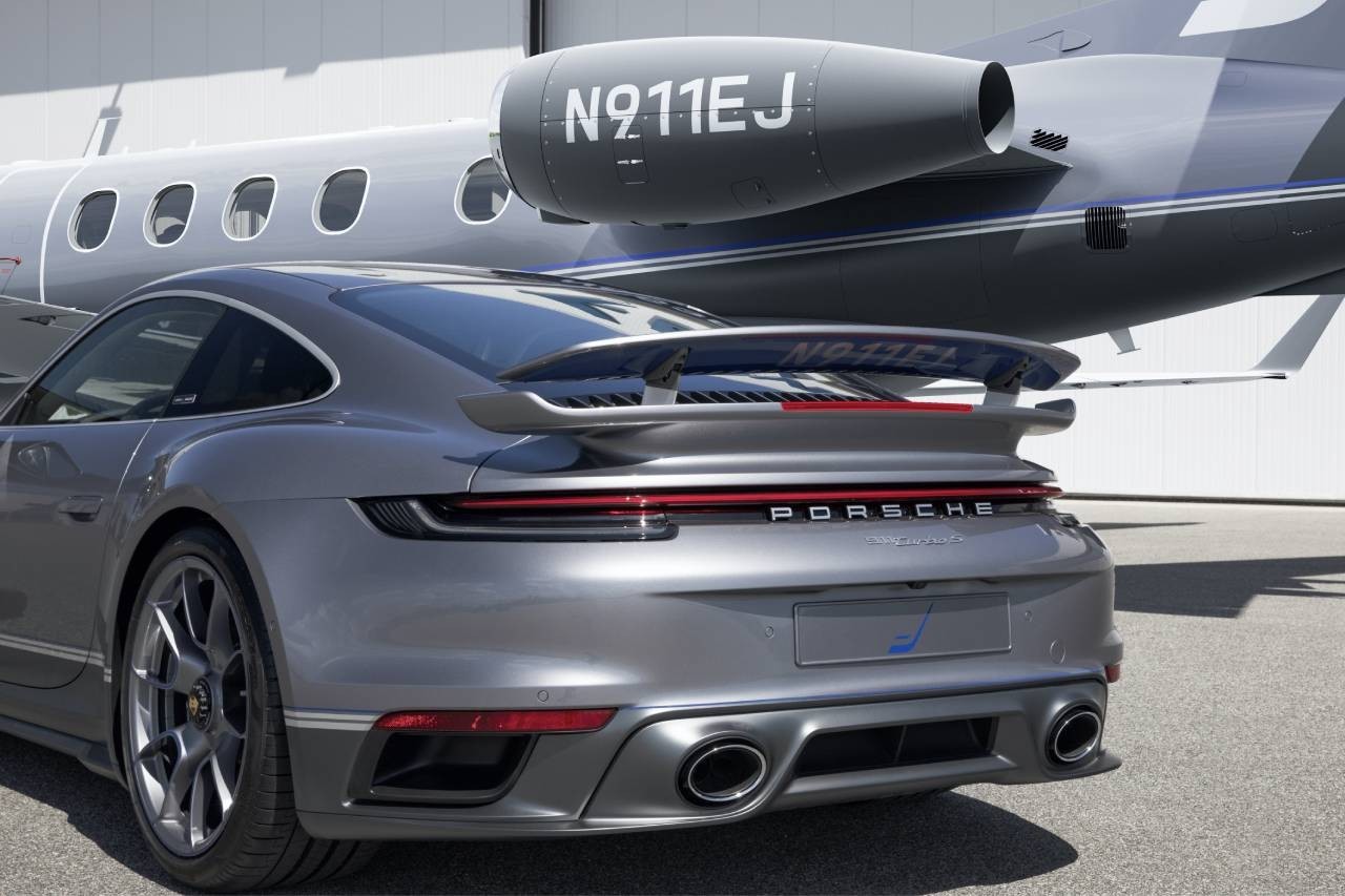 https___hk.hypebeast.com_files_2020_11_porsche-embraer-collaboration-911-turbo-s.jpg