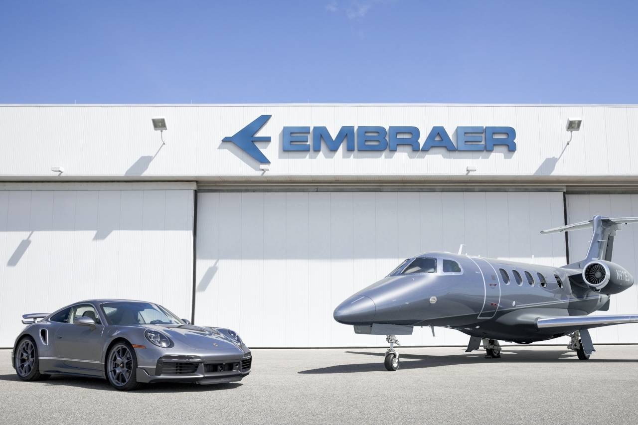 https___hk.hypebeast.com_files_2020_11_porsche-embraer-collaboration-911-turbo-s.jpg