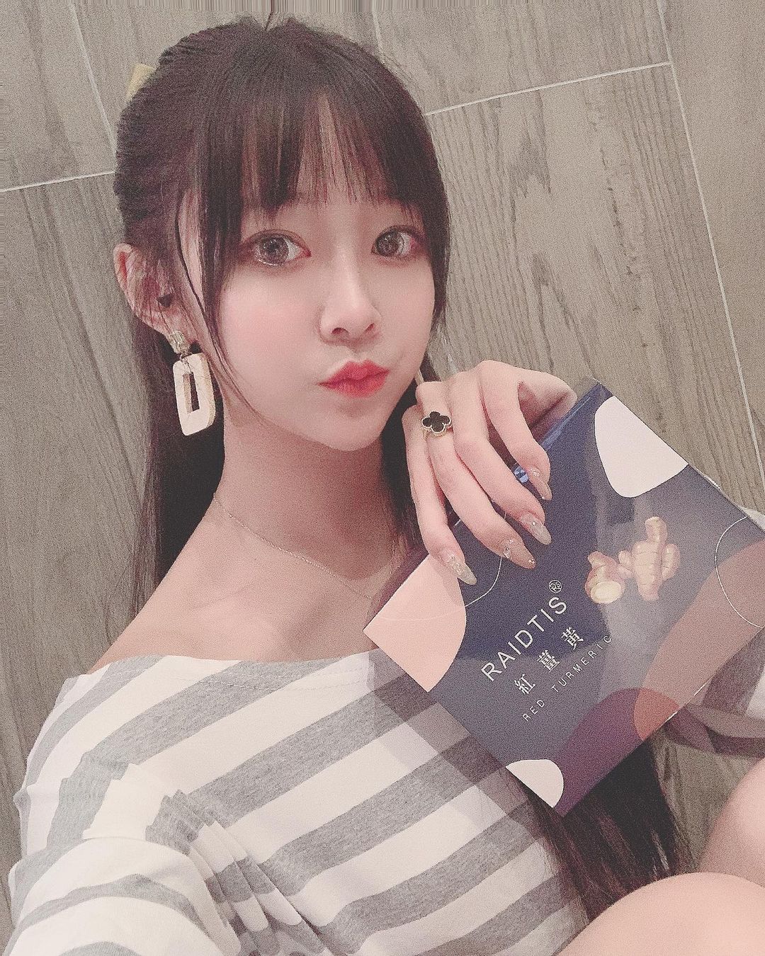 網拍正妹鄭婷 「身材太犯規」IG火辣美照大放送 - 美女圖 -