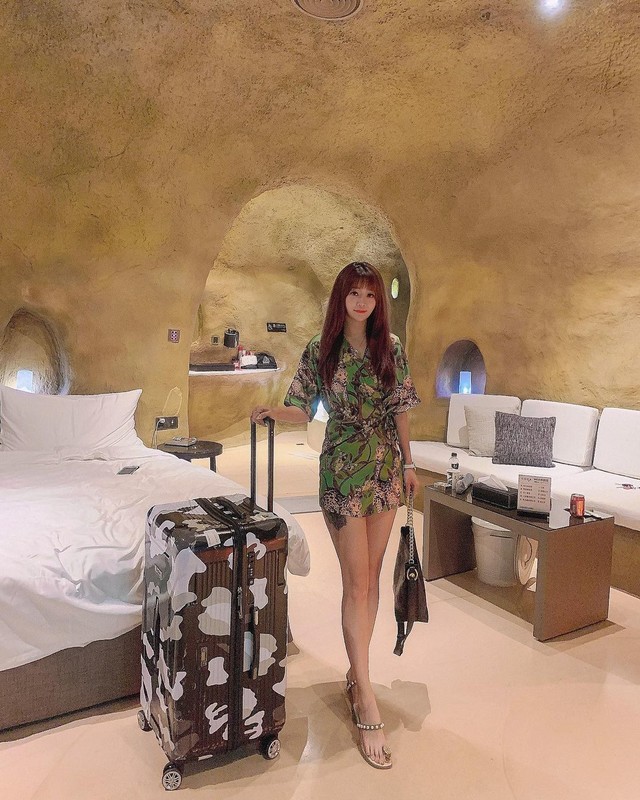 高挑妹子鄭婷短裙逛街大秀修長美腿逛完再換上惹火睡衣辣翻 - 美女圖 -