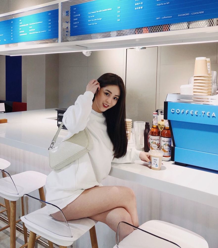 零死角小臉美人「呂尤」甜美陽光笑容加上超性感S曲線，一舉一動都充滿誘惑還有優雅