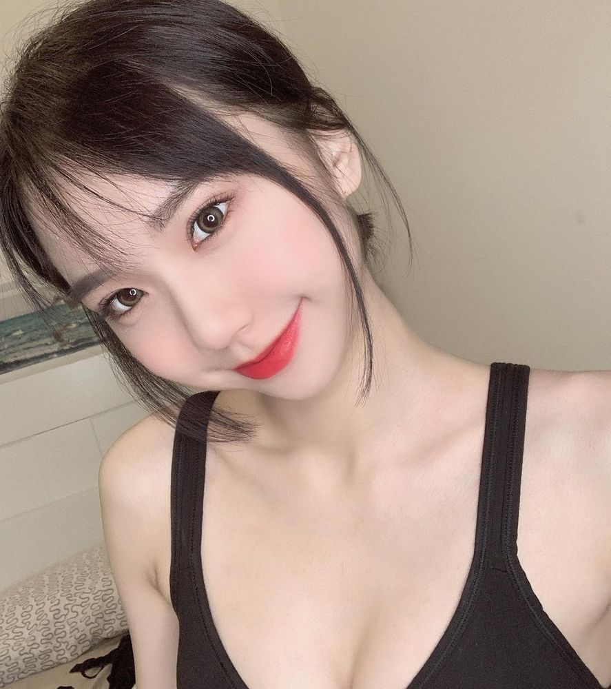 34D娃娃臉網紅尺度超大！「XX若隱若現」好害羞~小林兒