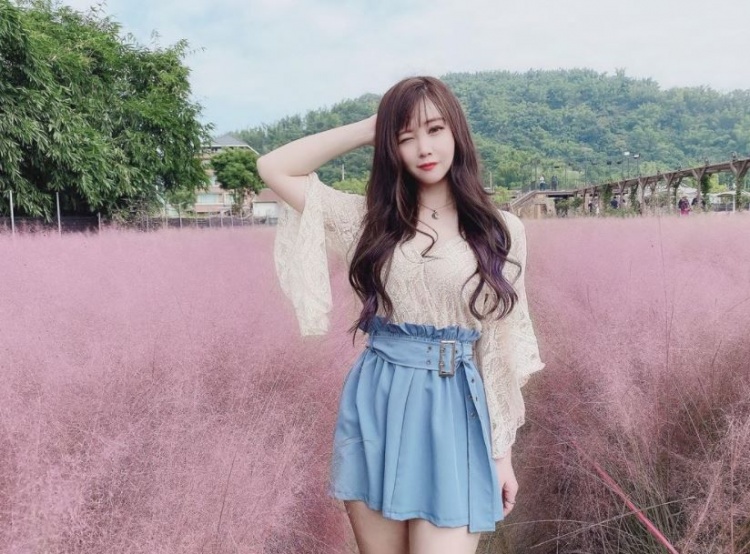 34D娃娃臉網紅尺度超大！「XX若隱若現」好害羞~小林兒