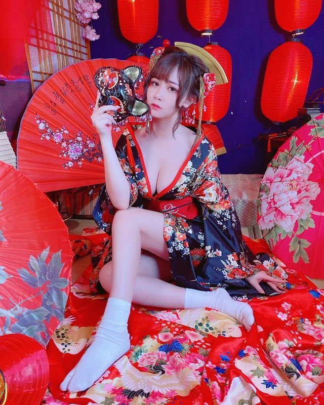 34D娃娃臉網紅尺度超大！「XX若隱若現」好害羞~小林兒