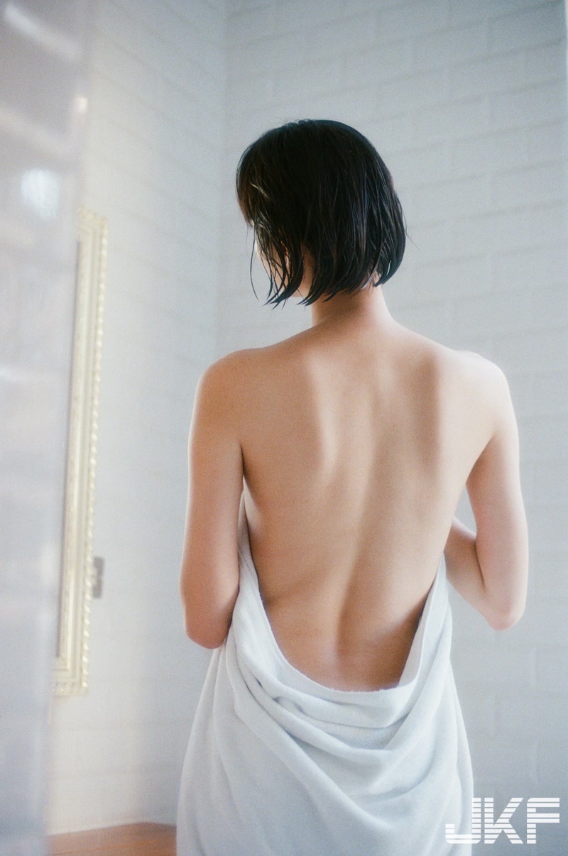 高冷正妹「榮玉」浴室展現誘惑美背，圍浴巾「若隱若現的線條」更火辣了！